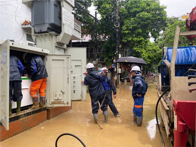 Điện lực Lào Cai chạy đua thời gian cấp điện trở lại sau mưa lũ (15/09/2024)